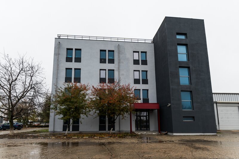 Atomistilor, de inchiriat spatiu pretabil biouri, parter cladire de birouri